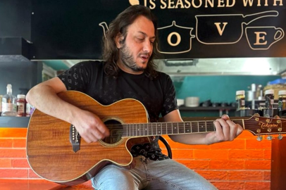 Ali İbrahimoğlu gitarıyla Kemer'in kış gecelerini ısıtıyor.