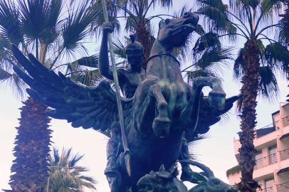 PEGASUS HEYKELİ KEMER'DE TURİSTLERİN GÖZDESİ OLMAYA DEVAM EDİYOR.