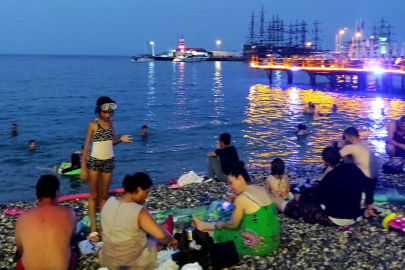 KEMER SAHİLLERİ AKŞAM SAATLERİNDE DE DOPDOLU