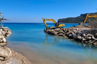 KEMER BALIKÇI BARINAĞINDA KUM ENGELİ KALDIRILDI