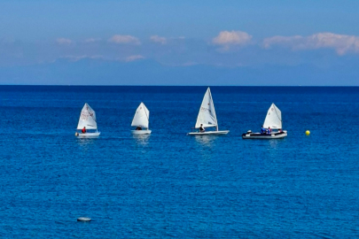 KEMER'Lİ YELKENCİLER GÜZEL HAVANIN KEYFİNİ ÇIKARTTI