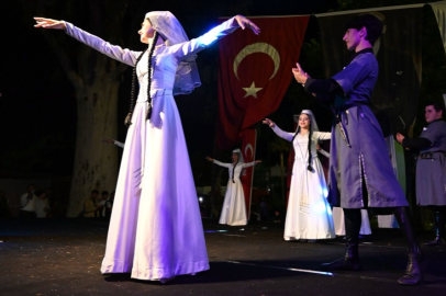 GÜRCÜ DANS TOPLULUĞUNDAN HARİKA GÖSTERİ