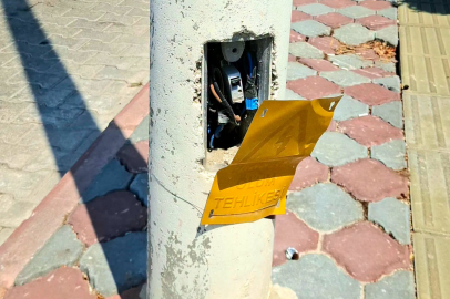 KEMER'DE AYDINLATMA DİREKLERİ TEHLİKE SAÇIYOR
